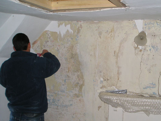 LIME PLASTERING: Patch repairs to cob